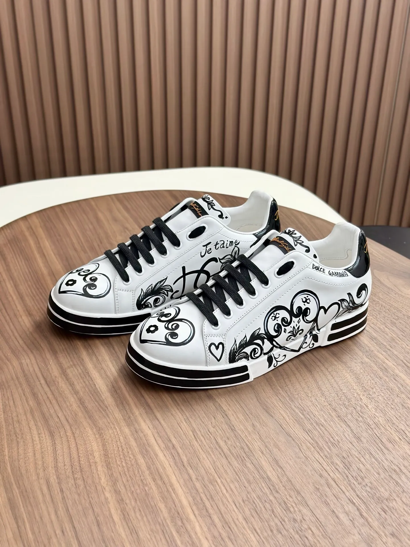 New product 💰900 DG Dolce & Gabbana men's shoes 💰ortofino graffiti calfskin sneakers ♞size; 39~44 (customized 38.45.46) Iconic men's shoes 💰ortofino series of sneakers, classic and timeless style, now presented with fashionable details. The calfskin engraved DG logo is a subtle finishing touch. Men's shoes💰ortofino calfskin sneakers: